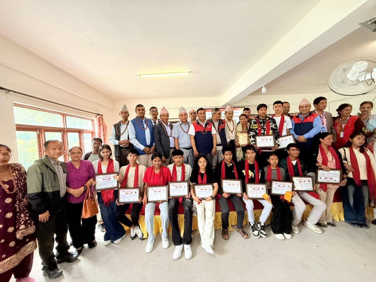 नेपाल राष्ट्रिय शिक्षक संगठन सिन्धुपाल्चाेकद्वारा एसइइ उत्कृष्ट विद्यार्थी सम्मानित