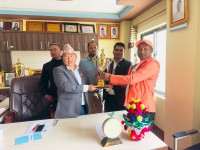 ब्याडमिन्टन प्रतियोगिताको विजेता खेलाडीहरुद्धारा नगरपालिकालाई ट्रफी हस्तान्तरण