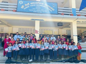 ग्रामीण स्वास्थ्य र शिक्षा सेवा गुठीद्धारा शैक्षिक सामग्री प्रदान