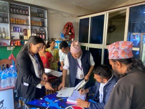मेलम्चीका विभिन्न स्थानमा बजार अनुगमन, एक मिठाई पसलमा शिल