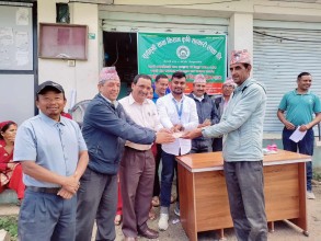 दुग्ध उत्पादन प्रोत्साहनका लागि किसानलाई अनुदान वितरण