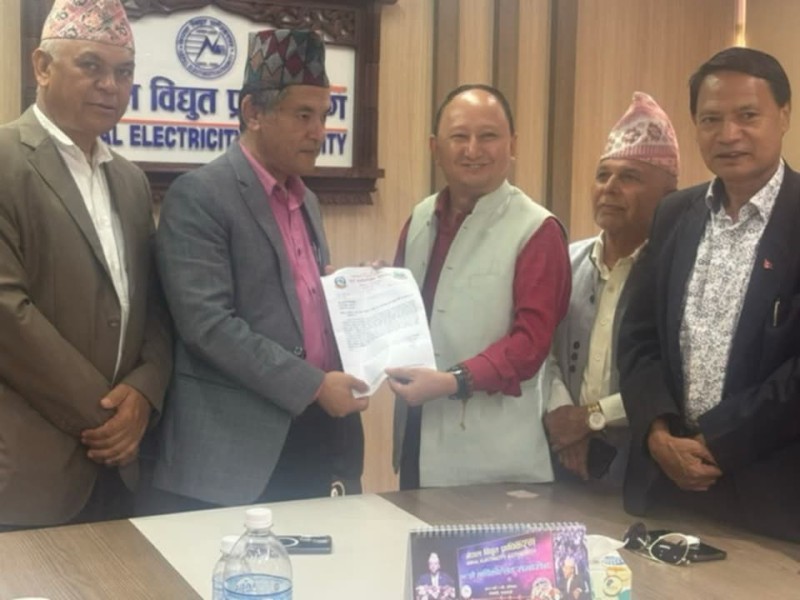 सव स्टेशन मर्मत तथा नियमित विद्युत् आपूर्तिको माग गर्दै नेकपा (एमाले) प्रतिनिधिमण्डलद्वारा प्राधिकरण प्रमुखको ध्यानाकर्षण